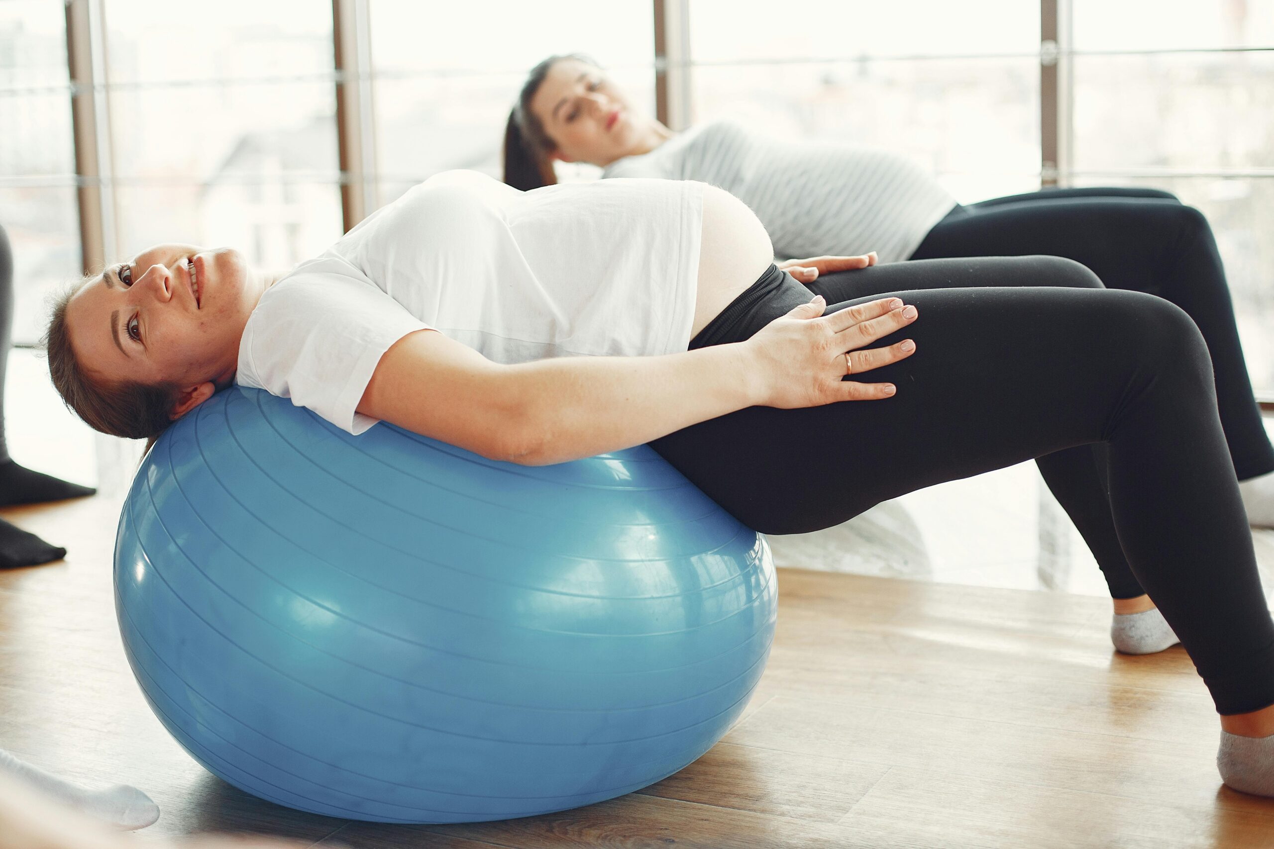 Pilates para embarazadas: cómo aliviar la ciática y dolores en las piernas